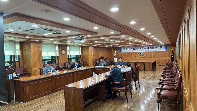 ▲ 경북동부FTA통상진흥센터는 17일 오후 2시 포항상의 2층 회의실에서 지역 수출업체들의 수출경쟁력 강화를 위해 OK FTA 컨설팅 지원사업 최종보고회를 가졌다.ⓒ포항상의