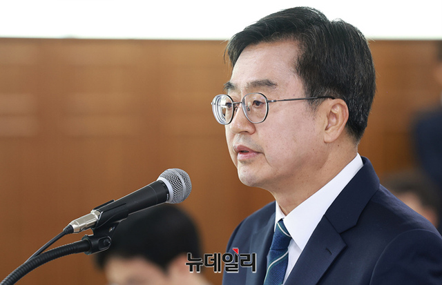 ▲ 김동연 경기지사가 17일 경기 수원시 경기도청에서 열린 국회 행정안전위원회의 경기도에 대한 국정감사에서 의원 질의에 답변하고 있다. ⓒ정상윤 기자