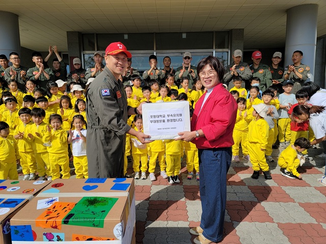 ▲ 포항대학교 부속유치원은 지난 12일 유아들과 전 교직원들이 포항해병대 항공단을 방문해 뜻깊은 시간을 가졌다.ⓒ포항대