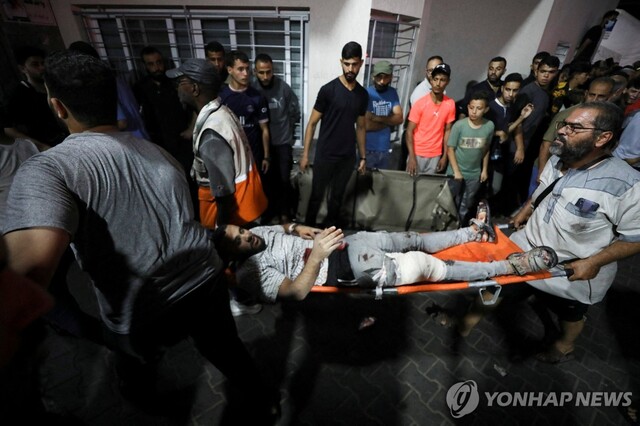 ▲ 이스라엘군의 가자지구 병원 공습으로 사건으로 다친 한 남성이 이송되고 있다. ⓒ연합뉴스