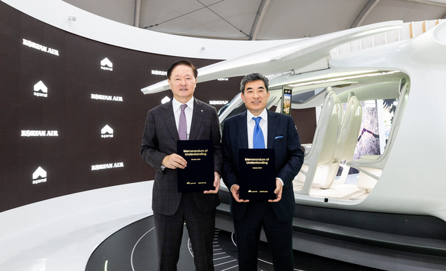 ▲ 우기홍(왼쪽) 대한항공 사장과 신재원 슈퍼널 최고경영자가 기념촬영을 하고 있다. ⓒ대한항공
