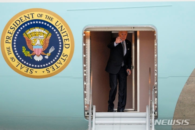 ▲ 조 바이든 미국 대통령이 17일(현지시각) 메릴랜드주 앤드루스 공군기지에서 이스라엘로 향하는 전용기에 탑승하고 있다. ⓒAP/뉴시스