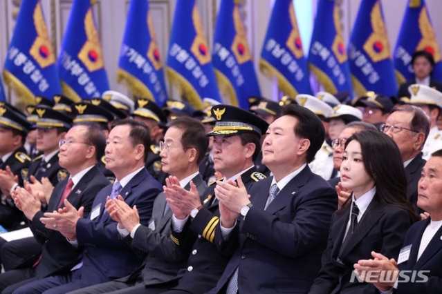 ▲ 윤석열 대통령과 부인 김건희 여사가 18일 청와대 영빈관에서 열린 제78주년 경찰의날 기념식에서 박수치고 있다. (대통령실통신사진기자단) ⓒ뉴시스