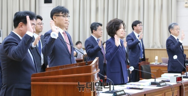 ▲ 18일 오전 충북도교육청에서 열린 '2023 국회 교육위원회의 국정감사'에서 고창섭 충북대학교 총장과 이진숙 충남대학교 총장, 최영석 충북대병원장, 조강희 충남대병원장이 증인 선서를 하고 있다.ⓒ이길표 기자