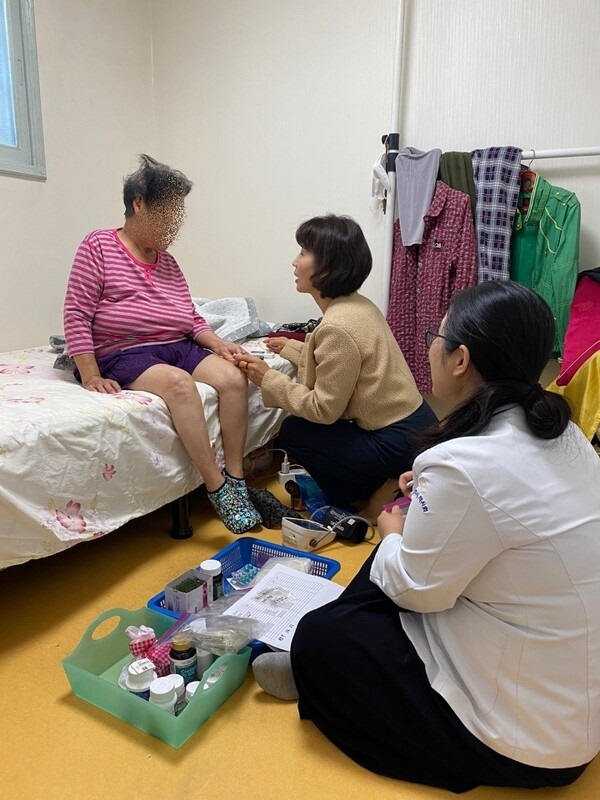 ▲ 대전 중구는 18일 어르신들이 약물 오남용 예방을 위해  시행 중인 사랑의 방문 약손 사업이 주민들로부터 큰 호응을 얻고 있다.ⓒ중구