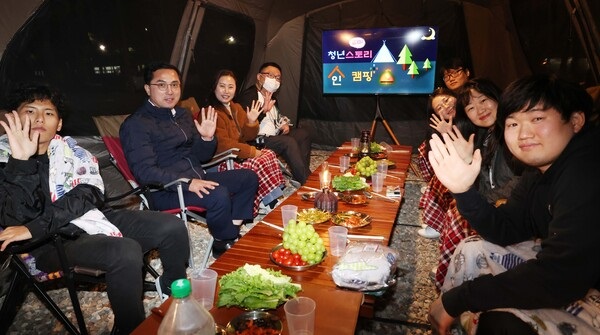 ▲ 박희조 동구청장이 지난 17일 상소오토캠핑장에서 열린 ‘청년스토리 인 캠핑’에서 동구청년네트워크 회원들과 기념촬영을 하고 있다.ⓒ대전동구