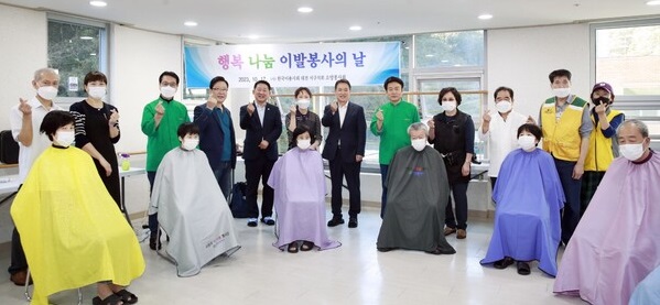 ▲ 서철모 대전 서구청장이 18일 대전 서구지회 이용봉사단(한국이용사회)의 재능기부 이용 봉사 현장을 방문해 봉사자들을 격려했다.ⓒ대전서구