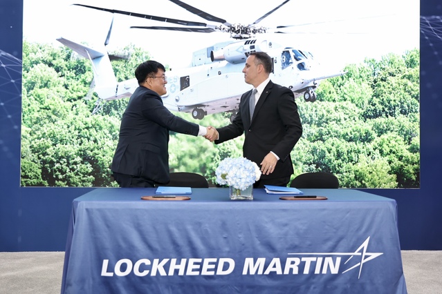 ▲ 의향서 체결 후 조우래 KAI 글로벌수출전략본부장(좌)과 미 록히드마틴 시코르스키의 다나 피아타론 해병대 시스템 부사장(우)이 악수를 하고 있다.ⓒKAI