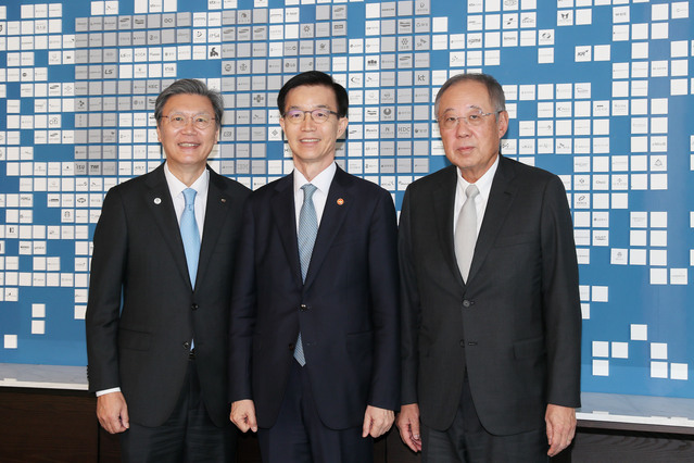 ▲ 류진 한국경제인협회 회장이 18일 여의도 FKI타워에서 방문규 신임 산업통상자원부 장관과 만나 기념촬영을 하고 있다. 왼쪽부터 김창범 한국경제인협회 부회장, 방문규 산업통상자원부 장관, 류진 한국경제인협회 회장.ⓒ한국경제인협회