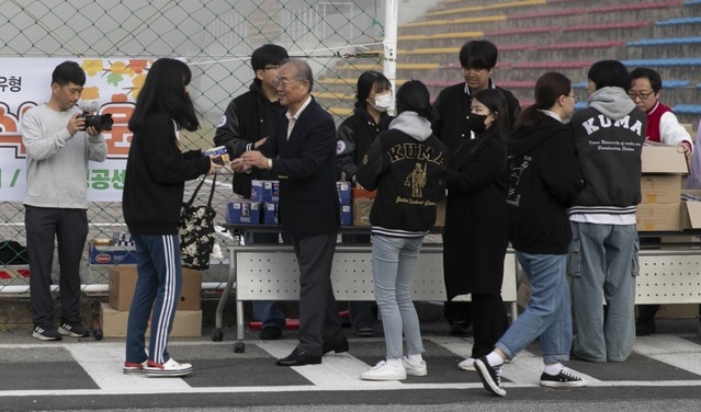 ▲ 유재원 한국영상대 총장이 18일 2023 하반기 학생행복프로젝트 등교케어 행사에서 등교하는 학생들에게 음료 등을 나눠주고 있다.ⓒ한국영상대