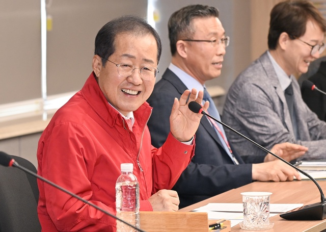 ▲ 홍준표 대구시장은 10월 18일 대구광역시청 산격청사 대회의실에서 열린 간부회의에 참석했다.ⓒ대구시