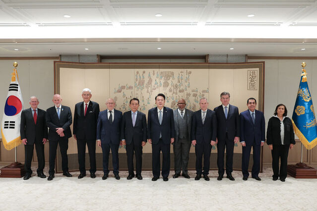 ▲ 윤석열 대통령이 18일 서울 용산 대통령실 청사에서 유엔총회의장협의회 대표단과 기념촬영하고 있다.ⓒ대통령실 제공