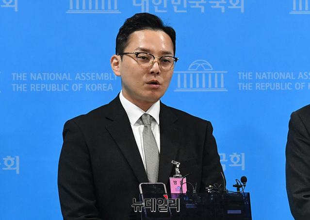 ▲ 더불어민주당 이재명 대표의 배우자 법인카드 유용 의혹을 제보한 조명현 씨가 지난 18일 국회 소통관에서 국감 참석 방해 규탄 기자회견을 미치고 기자들의 질문에 답하고 있다. ⓒ이종현 기자