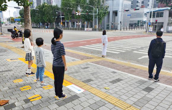 ▲ ‘어린이 교통안전 노란발자국 설치 사업’은 횡단보도에 노란색 정지선 및 발자국을 설치하는 사업이다.ⓒDGB대구은행
