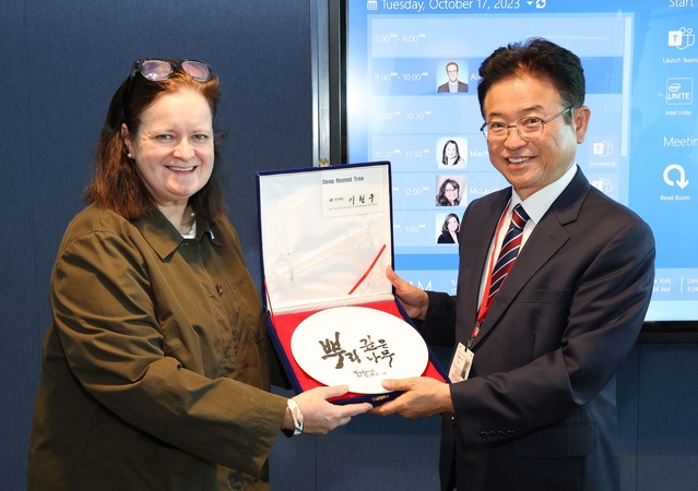 ▲ 이철우 지사는 아메리칸 항공(AA·American Airlines) 본사를 방문해 2030년 개항 예정인 대구경북신공항 추진 사항을 소개하면서 미주 직항 노선 개설, 동경·상해·홍콩 등 아시아 주요 도시와 LA·뉴욕·토론토 등 한인 인구가 밀집된 북미지역 주요 도시 간 경유 노선 연계 방안에 대해 긴밀한 의견을 교환했다.ⓒ경북도