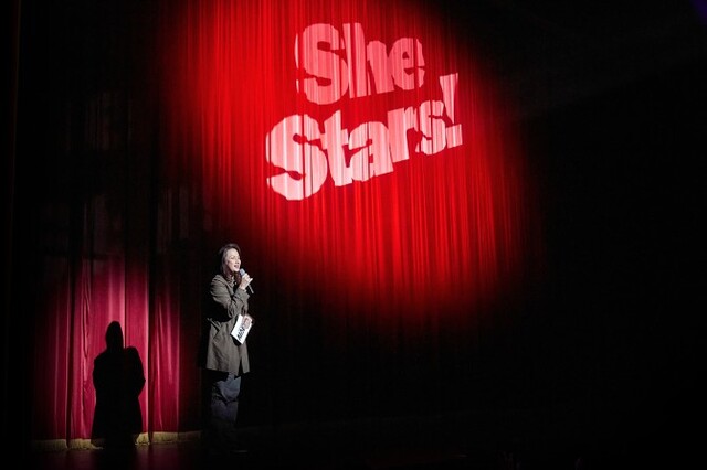 ▲ 뮤지컬 '시스터즈(SheStars!)'의 연출 박칼린이 공연 시작 전 작품에 나오는 시스터즈들의 이야기를 들려주고 있다.ⓒ신시컴퍼니