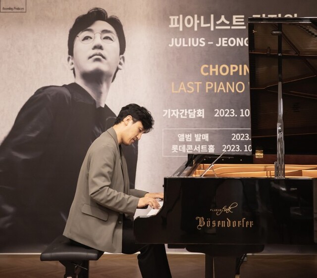 ▲ 피아니스트 김정원이 18일 서울 종로구 오디오가이에서 열린 앨범 'Last Chopin' 발매 기자간담회에서 쇼팽의 마주르카를 연주하고 있다.ⓒ크라이스클래식