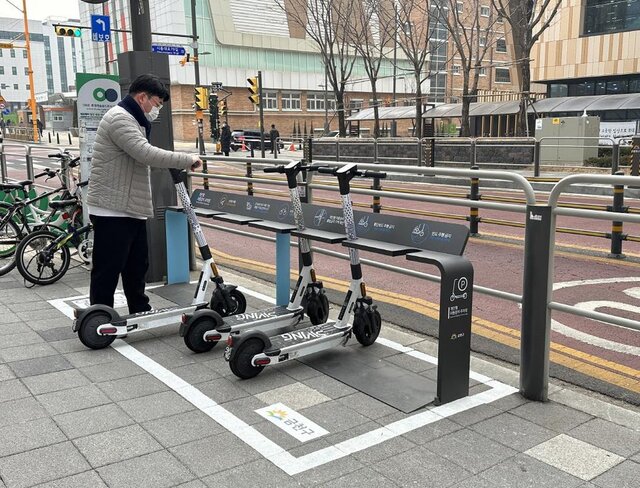 ▲ 서울 금천구에 설치된 전동킥보드 거치대.ⓒ연합뉴스