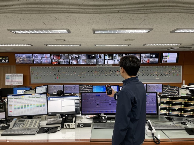 ▲ 부산도시철도 상황실에서 LTE-R 망을 통해 상황 점검 모습ⓒSK텔레콤