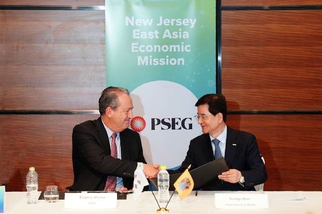 ▲ 랄프 라로사(왼쪽) PSEG CEO와 김선규 호반그룹 회장이 인증행사에서 기념촬영을 하고 있다. ⓒ대한전선