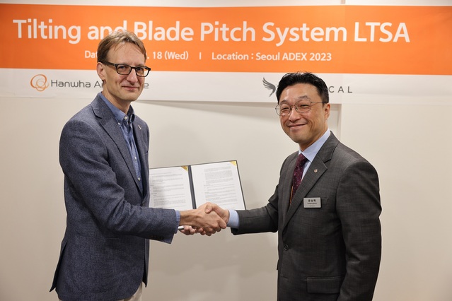 ▲ 18일 아덱스 2023 한화부스에서 한화에어로스페이스와  버티컬에어로스페이스가 UAM  부품 계약을 체결했다.  사진 오른쪽에서부터 문승학 한화에어로스페이스 전기추진체계사업부장과 마이클 세벵카  버티컬 CTO.ⓒ한화에어로스페이스