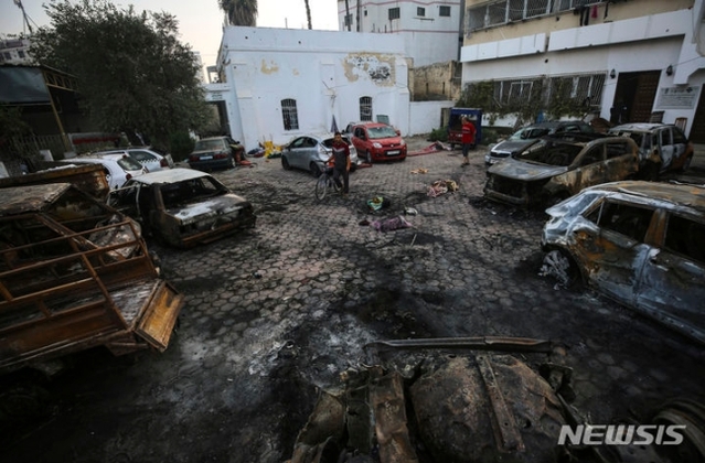 ▲ 폭격을 당한 가자지구의 알-아흘리 병원 현장. 미 월스트리트저널(WSJ)은 18일(현지시간) 전문가들이 폭발과 화재 크기를 볼 때 이스라엘의 JDAM 폭탄에 의한 폭발이 아니라 이슬람 지하드 또는 하마스가 사용하는 로켓에 의한 것이 분명하다고 지적한다고 보도했다. ⓒAP/뉴시스