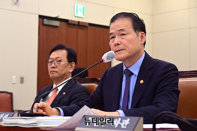 ▲ 김영호 통일부 장관이 11일 국회에서 열린 외교통일위원회의 통일부·민주평화통일자문회의사무처·북한이탈주민지원재단·남북교류협력지원협회에 대한 국정감사에서 의원들의 질문에 답하고 있다. ⓒ이종현 기자