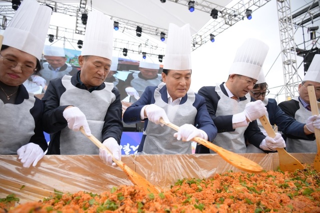 ▲ 백성현 논산시장(왼쪽 세번째)이 19일 강경젓갈축제 개막식에 앞서 대형 비빔밥 퍼포먼스를 하고 있다.ⓒ논산시