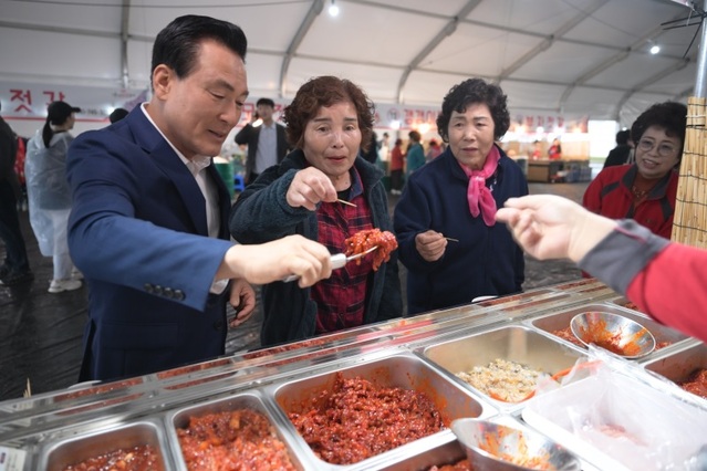 ▲ 젓갈 판매장을 둘러보는 백성현 논산시장.ⓒ논산시