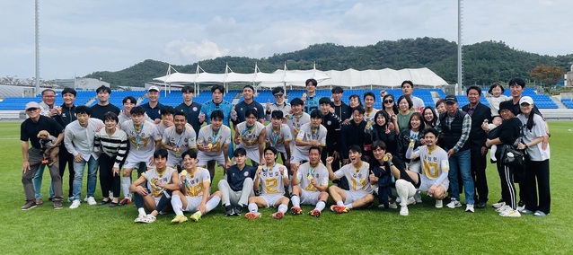 ▲ 당진시민축구단이 전국체전에서 우승하자 선수와 임원 등이 기념촬영을 하고 있다.ⓒ당진시