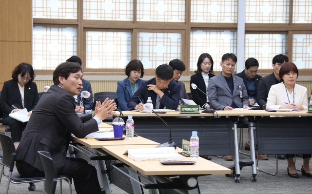 ▲ 경산시(시장 조현일)는 지난 12일부터 18일까지 시청 대회의실에서 조현일 시장의 주재로 내년도 주요업무 전반을 살피고, 시정방향을 명확히 하기 위한 2024년 주요업무계획 보고회를 가졌다.ⓒ경산시
