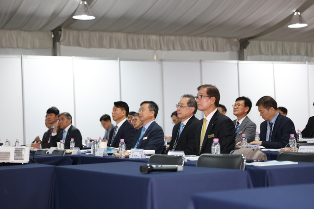 ▲ 항공우주 전문가 포럼에 참석한 강구영 한국항공우주산업 사장이 주제발표를 경청하고 있다.ⓒ한국항공우주산업