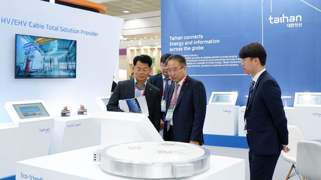 ▲ 송종민(가운데) 대한전선 부회장이 전시회를 둘러보고 있다. ⓒ대한전선