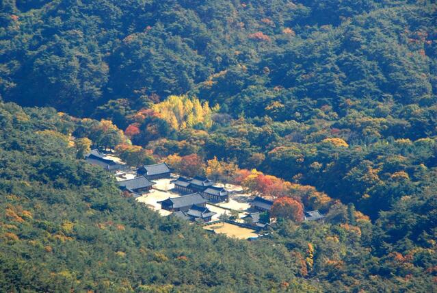 ▲ 구왕봉에서 지름티재로 하산하면서 조망한 봉암사 전경.ⓒ진경수 山 애호가