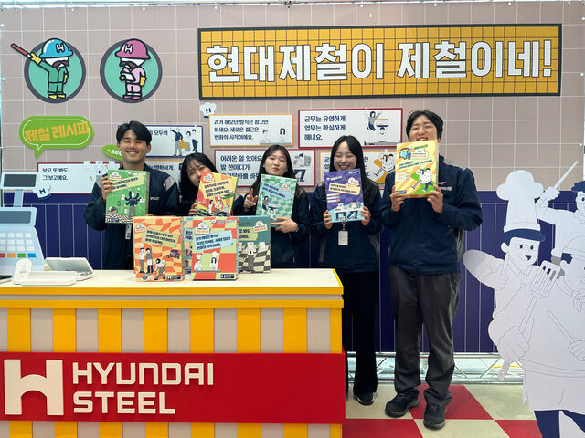 ▲ 퓨처보드 구성원들이 '제철 레시피' 홍보부스에서 임직원들과 소통하는 모습. ⓒ현대제철