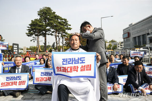 ▲ 더불어민주당 김원이 의원이 지난 18일 서울 용산구 전쟁기념관 앞에서 열린 전라남도 의과대학 유치 촉구 집회에서 삭발을 하고 있다. ⓒ뉴시스