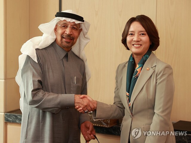 ▲ 이영 중소벤처기업부 장관이 지난 13일 서울 종로구 포시즌스 호텔에서 칼리드 알 팔레(Khalid bin Abdulaziz Al-Falih) 사우디 투자부 장관과 양자 면담을 마친 후 기념 촬영을 하고 있다. ⓒ연합뉴스