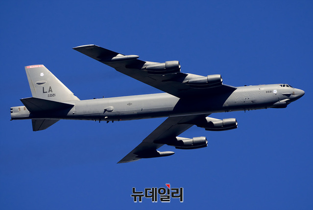 ▲ 미 공군 전략폭격기 B-52H가 17일 오전 서울공항에서 열린 '서울ADEX 2023(서울 국제 항공우주 및 방위산업 전시회) 개막식'에서 행사장 상공을 비행하고 있다. ⓒ서성진 기자