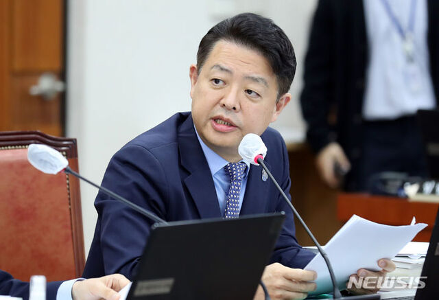 ▲ 김영호 교육위원회 더불어민주당 간사가 20일 오전 서울 여의도 국회에서 열린 교육위원회의 경기도교육청 등에 대한 국정감사에서 김승희 대통령실 의전비서관의 초등학생 자녀의 학교폭력 사건 관련 발언을 하고 있다.ⓒ뉴시스