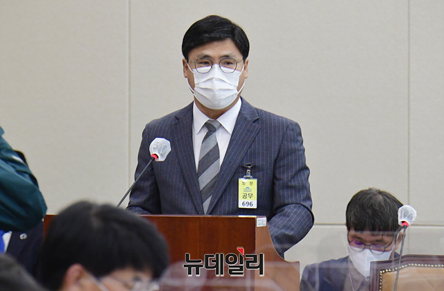 ▲ 지난해 10월 17일 당시 김의철 한국방송공사 사장이 국회 과학기술정보방송통신위원회에서 열린 한국방송공사 한국교육방송공사에 대한 국정감사에서 업무보고를 하고 있다. ⓒ이종현 기자
