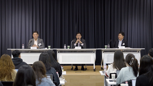 ▲ 19일 LS전선 동해사업장에서 열린 기자간담회에서 (왼쪽부터)이상호 LS전선아시아 대표, 김형원 에너지시공사업본부장, 이승용 LS마린솔루션 대표가 질의응답을 하고 있다. ⓒLS전선