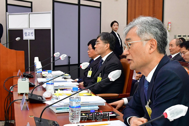 ▲ 김흥준 부산고등법원장이 20일 국회 법제사법위원회에서 열린 부산지법 등에 대한 국정감사에서 참고인으로 출석한 '부산 돌려차기' 사건 피해자 관련 질의에 답변하고 있다.
 ⓒ이종현 기자