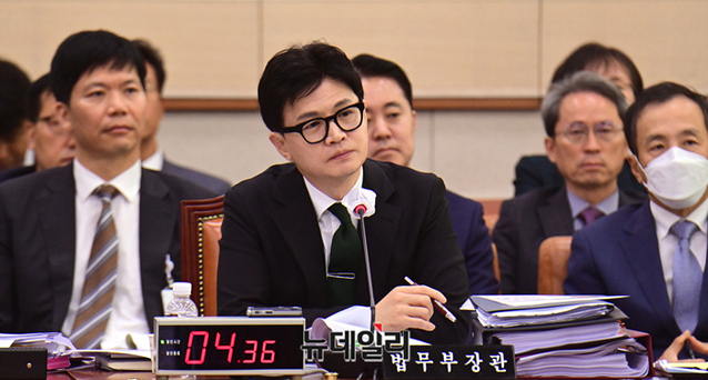 ▲ 한동훈 법무부 장관이 지난 11일 오전 국회에서 열린 법무부 국정감사에서 의원들의 질의에 답하고 있다. ⓒ이종현 기자