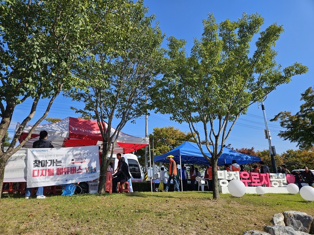 ▲ 영천시(시장 최기문)는 지난 19일 시간적, 공간적 어려움이 있는 시민들의 정보 격차 해소를 위해 ‘찾아가는 디지털 역량 강화 교육’을 우로지 자연생태공원에서 개최했다.ⓒ영천시