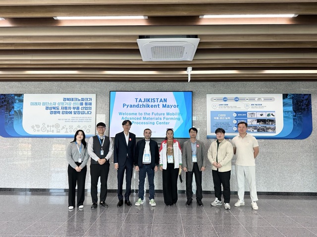 ▲ (재)경북테크노파크는 지난 12일 경북TP 미래차첨단소재성형가공센터에서 타지키스탄 펜지켄트 시장(Mr.Abdukholik Khodikzoda)과 「전기 이륜차 배터리 공유스테이션 제조기술 및 서비스 플랫폼」 해외시장 진출을 위한 협력 네트워킹 회의를 개최했다.ⓒ경북테크노파크