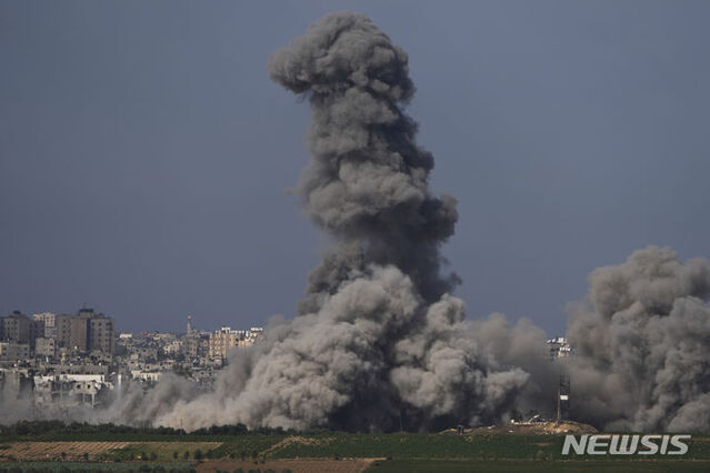▲ 20일(현지시각) 이스라엘군의 공습으로 가자지구 내에서 폭발로 연기가 치솟고 있다. ⓒ뉴시스