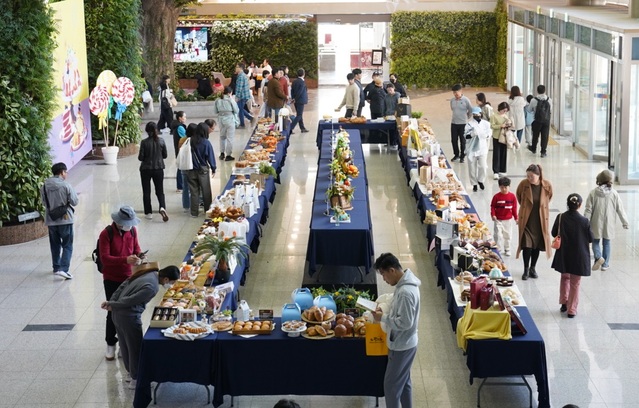 ▲ ‘2023 빵빵데이’ 축제장인 천안시청 1층 로비에 각종 빵이 전시돼 있다.ⓒ천안시