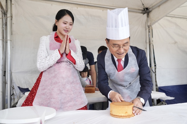 ▲ 박상돈 천안시장이 21일 시청에서 케익을 만들고 있다. 왼쪽은 트로트 가수 김다현 양.ⓒ천안시