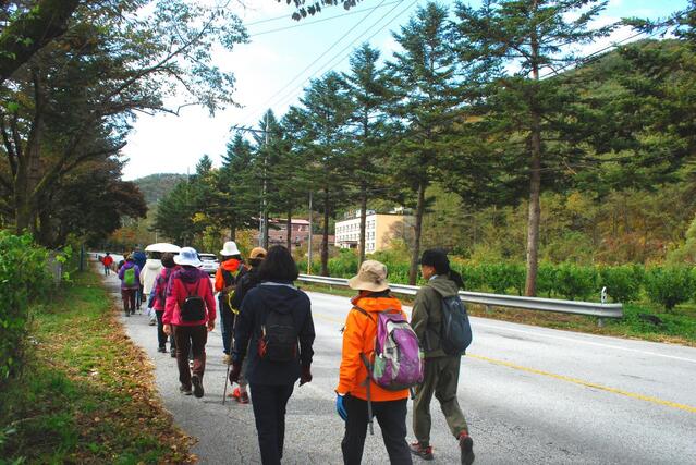 ▲ 걷기행사 진행요원의 교통안전 및 길안내 지도.ⓒ진경수 山 애호가