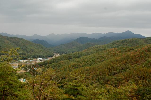 ▲ 속리산테마파크 전망대에서 바라본 속리산 산등성.ⓒ진경수 山 애호가